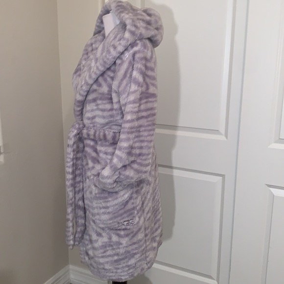 UGG NEW AARTI SIZE XL GORGEOUS LAVENDER AND WHITE ZEBRA PRINT SHERPA HOODED ROBE - Picture 4 of 13